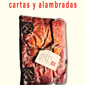 Una maleta con cartas y alambradas